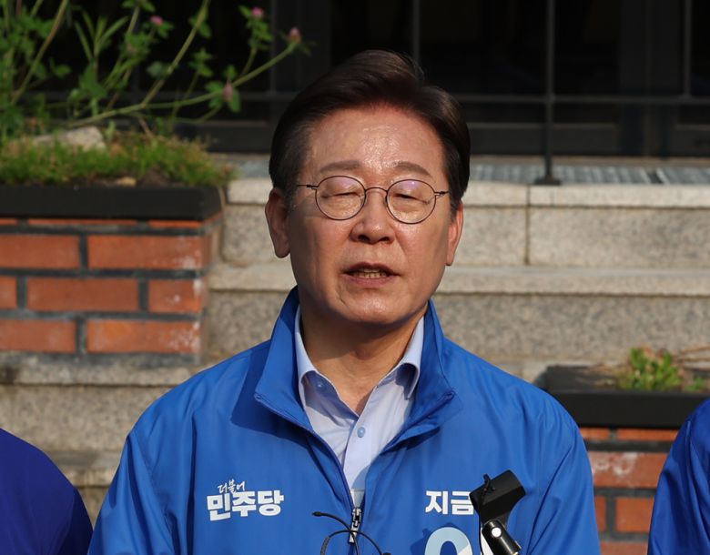 이재명 더불어민주당 대선후보가 30일 오후 강원 원주시 원주행복마당에서 유세를 마치고 취재진 질문에 답하고 있다.    뉴시스