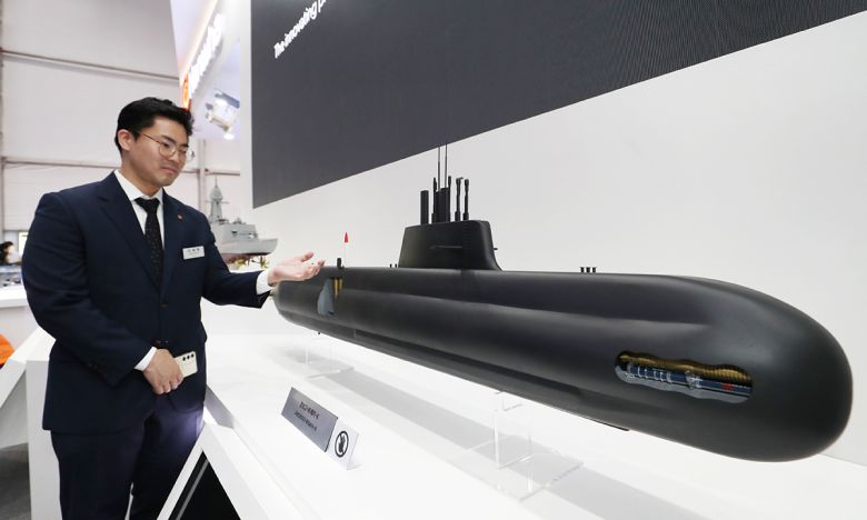 2024년 4월 24일 경남 창원시 진해구 해군사관학교에서 열린 이순신방위산업전(YIDEX)에서 관계자가 장보고-III 배치II 잠수함을 소개하고 있다. 세계일보 자료사진