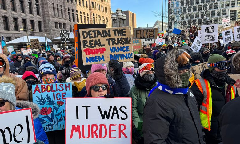 25일(현지시간) 미 미네소타주 미니애폴리스에서 시위대가 전날 이민세관단속국(ICE)의 총격으로 미국 시민권자 알렉스 프레티가 사망한 것에 항의하고 있다. AP연합뉴스