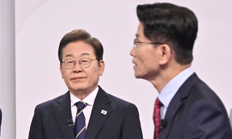 이재명(왼쪽) 더불어민주당 대선 후보, 김문수 국민의힘 대선 후보가 18일 서울 마포구 SBS프리즘타워에서 열린 중앙선거방송토론위원회 주관 제21대 대통령선거 후보자 토론회 시작에 앞서 준비하고 있다. 국회사진기자단