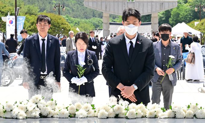 고 전두환씨 손자 전우원씨가 지난 17일 광주 북구 국립5·18민주묘지에서 열린 5·18 민중항쟁 제43주년 추모식에 참석하고 있다. 공동취재사진