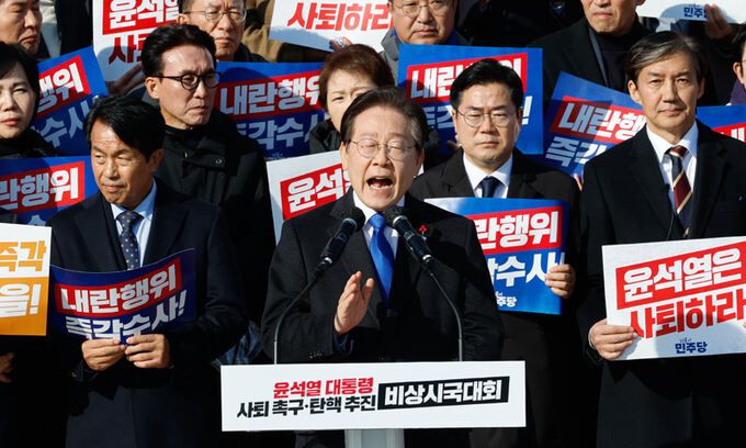 이재명 더불어민주당 대표가 4일 서울 여의도 국회 본청 계단에서 열린 ‘윤석열 대통령 사퇴촉구 탄핵추진 비상시국대회’에서 규탄사를 하고 있다. 뉴스1