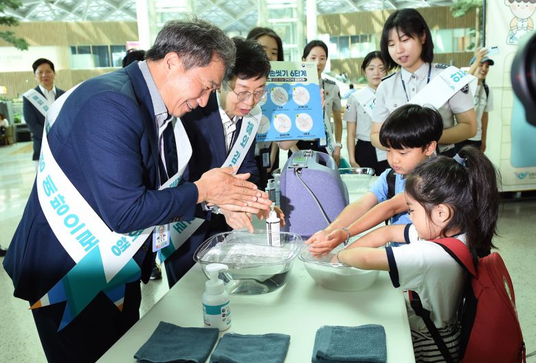 26일 인천공항 제2여객터미널에서 열린 ‘여름 휴가철 맞이 대국민 안전여행 캠페인’에서 인천국제공항공사 이학재 사장(왼쪽) 등이 어린이 여객에게 올바른 손 씻기 요령을 안내하고 있다.