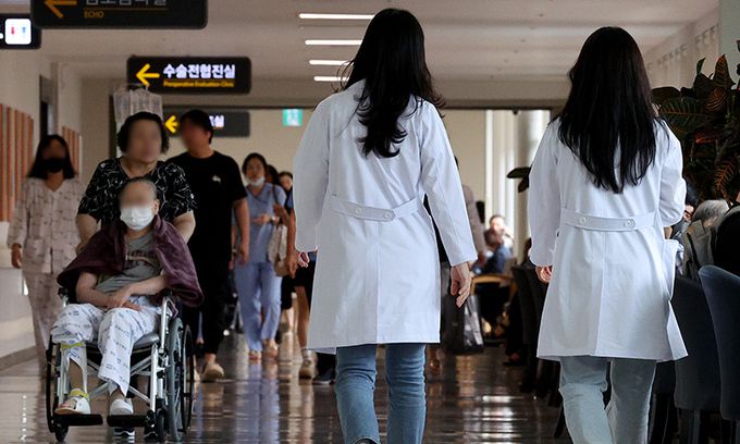 서울시내의 한 대학병원에서 의료진이 이동하고 있다. 뉴스1