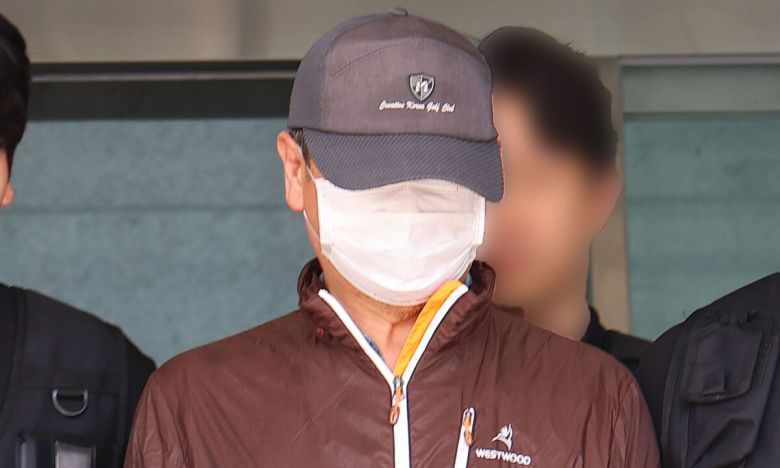 인천 송도에서 사제 총기로 아들을 살해한 60대 남성 조모씨가 지난 7월 30일 인천 논현경찰서 유치장에서 검찰로 송치되고 있다. 연합뉴스