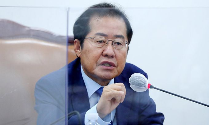 홍준표 국민의힘 의원이 지난달 30일 서울 여의도 국회에서 열린 국민의힘 초선 의원 모임인 '명불허전보수다'에서 '정상국가로 가는 길'을 주제로 강연을 하고 있다. 뉴시스