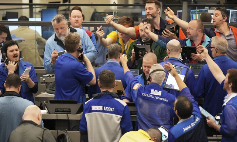 혼란한 금융시장 도널드 트럼프 미국 행정부의 상호관세 발효를 하루 앞둔 8일(현지시간) 시카고옵션거래소의 변동성 지수(VIX)가 2020년 4월 이후 최고치를 찍은 가운데, 직원들이 옵션 거래를 이어가고 있다. 시카고=AP연합뉴스