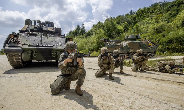한·미 장병들이 장갑차에서 하차해 전방을 경계하고 있다. 세계일보 자료사진