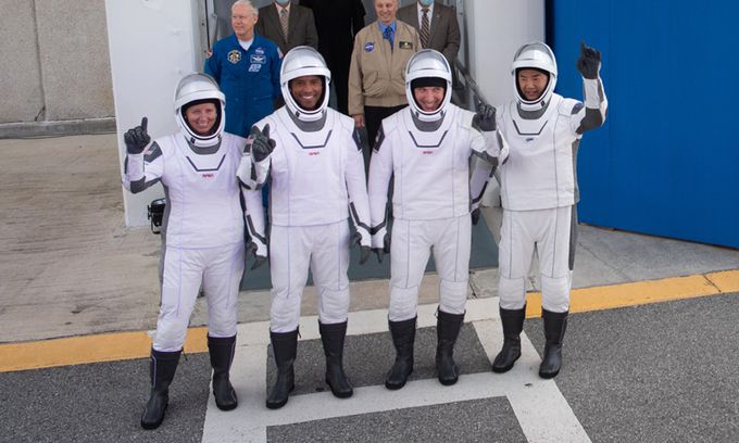 “잘 다녀오겠습니다” 민간 우주기업 스페이스X의 우주선 리질리언스를 타고 국제우주정거장(ISS)으로 향한 4명의 우주비행사들이 15일(현지시간) 미국 플로리다주 케네디우주센터에서 우주선에 탑승하기 전 손을 흔들며 인사하고 있다. 왼쪽부터 섀넌 워커, 빅터 글로버, 마이크 홉킨스, 노구치 소이치. 미 항공우주국 제공, 신화연합뉴스