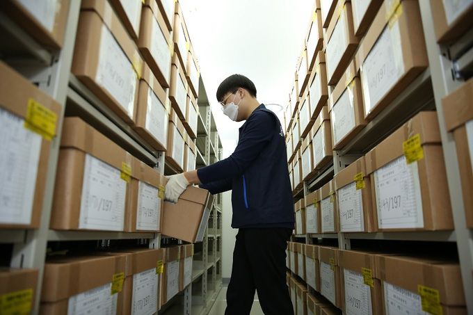 서가에 자료를 배치 중인 모습. 대통령기록관 제공