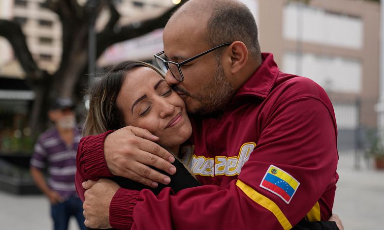 베네수 정치범 406명 ‘집으로’… 로드리게스, 유화 행보 델시 로드리게스 임시대통령이 이끄는 베네수엘라 정부가 언론인, 재야활동가 등 406명의 정치범을 석방한 가운데 14일(현지시간) 베네수엘라 카라카스의 교도소 앞에서 18개월간 복역한 뒤 이날 풀려난 한 남성이 가족과 포옹하며 볼에 입을 맞추고 있다. 카라카스=AP연합뉴스