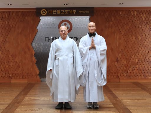 대한불교조계종 총무원장 진우스님이 30일 ‘뉴진스님’ 윤성호를 만나 기념사진을 찍고 있다. 조계종 제공