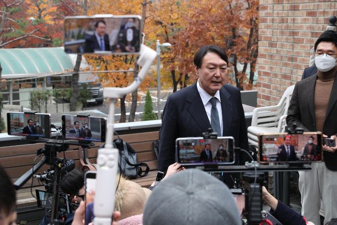 국민의힘 윤석열 대선 후보가 21일 오후 서울 용산구 김한길 전 민주당 대표 사무실에서 김 전 대표와 회동한 뒤 취재진의 질문을 받고 있다.    국회사진기자단