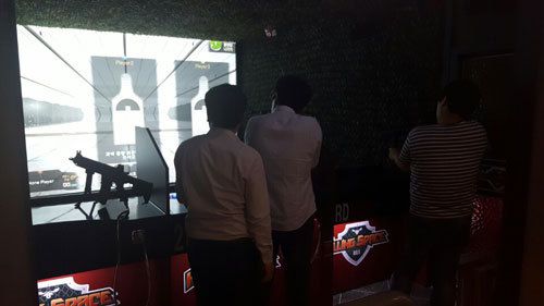 사격 스크린 사격은 단순한 과녁 맞히기부터 밀리터리나 좀비 등 다양한 버전을 선택할 수 있어 인기가 많다. 실제 사격을 접하기 어려운 일반인들에게 새로운 경험을 제공한다. 킬링스페이스 제공