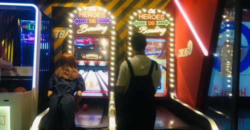 볼링 스크린 볼링은 사람이 공을 던지면 스크린 속에 그 궤적대로 공이 굴러가며 핀을 쓰러뜨린다. 스트라이크, 스페어 등 일반 볼링규칙이 똑같이 적용된다. 박유빈 기자