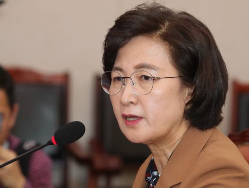 추미애 법무부 장관이 9일 오전 서울 여의도 국회 법제사법위원회에서 열린 전체회의에 참석해 의원들의 검찰 인사 관련 질의에 답변하고 있다. 뉴시스