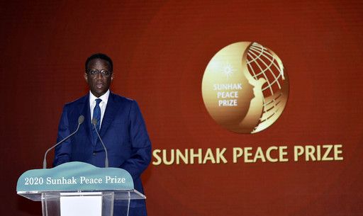 5일 경기도 고양 킨텍스 제1전시장에서 열린 ‘제4회 선학평화상’ 시상식에서 마키 살 세네갈 대통령의 대리수상자인 아마두 바 세네갈 외무장관이 수상소감을 밝히고 있다.  고양=하상윤 기자