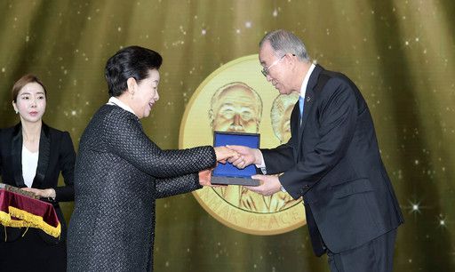 한학자 총재가 5일 경기도 고양 킨텍스 제1전시장에서 열린 ‘제4회 선학평화상’ 시상식에서 반기문 전 유엔 사무총장에게 설립자특별상을 수여하고 있다.  고양=하상윤 기자