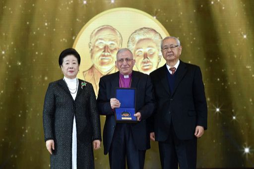 한학자 총재가 5일 경기도 고양 킨텍스 제1전시장에서 열린 ‘제4회 선학평화상’ 시상식에서 무닙 A. 유난 평화를위한종교 국제명예회장에게 본상을 수여한 뒤 기념촬영을 하고 있다. 왼쪽부터 한 총재, 무닙 A. 유난 명예회장, 홍일식 선학평화상 위원장. 고양=하상윤 기자