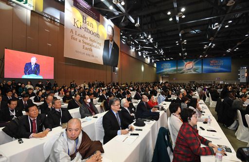 5일 경기도 고양시 일산 킨텍스에서 개최한 '제4회 선학평화상 시상식'에서 설립자 특별상 수상자인 반기문 전 유엔 사무총장이 수상연설을 하고 있다.  남정탁 기자