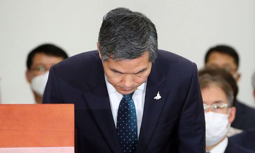 고개 숙인 정경두 정경두 국방부 장관이 28일 국회 국방위원회 전체회의에 출석해 업무보고를 하기 전 인사하고 있다. 정 장관은 이날 탈북민 김모(24)씨의 월북 사건에 대해 ”모든 부분의 무한 책임을 국방 장관이 지고 있다”고 사과했다.   남정탁 기자