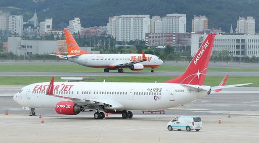 지난 24일 오후, 김포국제공항에서 제주항공 여객기가 이스타항공 여객기를 뒤로한 채 이륙하고 있다. 연합뉴스