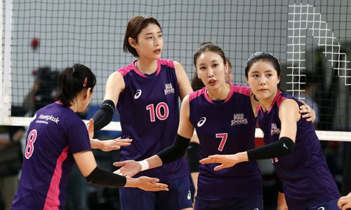 친정팀인 흥국생명으로 복귀한 김연경(왼쪽 두 번째)이 29일 팀 훈련장인 경기도 용인 흥국생명연수원 체육관에서 열린 공개훈련에서 이다영(〃 네 번째)을 비롯한 팀 동료들과 연습경기를 펼치고 있다. 흥국생명 배구단 제공