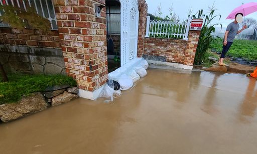 29일 오전 6시 21분쯤 제천시 송학면 도화리 한 주택에 침수 위기에 놓이자 119구조대가 모래주머니 등으로 안전조치를 했다. 충북소방본부 제공