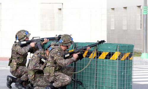 예비군훈련장 시가지 훈련장에서 교전훈련장비를 착용한 예비군들이 교전훈련을 하고 있다. 뉴스1