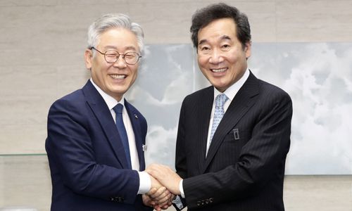 이낙연 더불어민주당 당대표 후보(오른쪽)가 30일 오전 경기도 수원시 팔달구 경기도청에서 이재명 경기도지사와 인사를 나누고 있다. 뉴스1