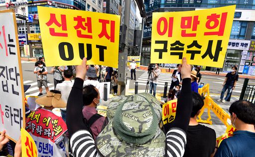 전국신천지피해자연대 회원들이 지난달 31일 오전 경기도 수원시 영통구 수원지방법원 앞에서 이만희 신천지 예수교 증거장막성전(신천지) 총회장 구속을 촉구하는 기자회견을 열고 있다. 수원=연합뉴스