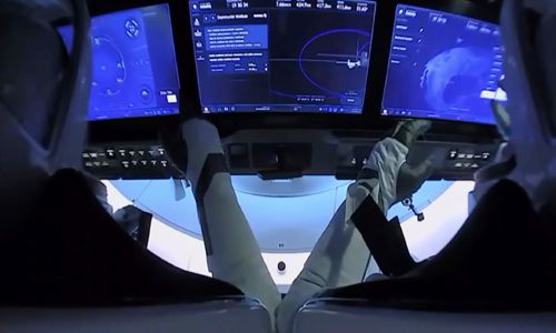 나사의 우주비행사 더그 헐리(왼쪽)와 밥 벤켄이 1일(현지시간) 우주선 ‘크루 드래건’에 탑승해 국제우주정거장에서 지구로 출발하기 위해 준비하고 있다. 나사 제공·AP연합뉴스