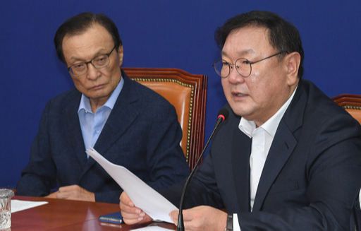 더불어민주당 김태년 원내대표가 3일 오전 국회 당대표회의실에서 열린 최고위원회의에서 발언을 하고 있다. 남정탁 기자