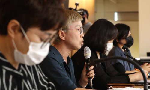 지난달 22일 오전 서울 중구 한 기자회견장에서 열린 '서울시장에 의한 위력 성폭력 사건 2차 기자회견'에서 김재련 법무법인 온-세상 대표변호사가 발언하고 있다. 연합뉴스