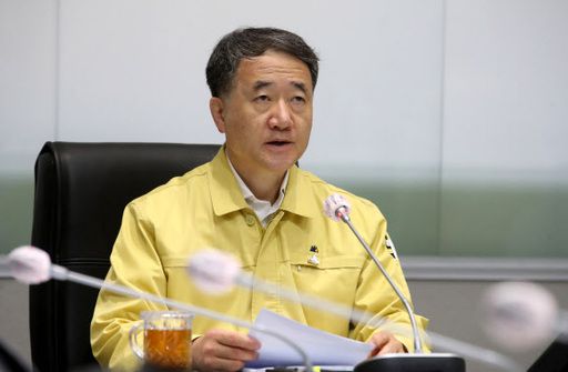 박능후 중앙재난안전대책본부(중대본) 1차장(보건복지부 장관)이 6일 오전 서울 종로구 정부서울청사에서 열린 서울-세종 코로나19 중앙재난안전대책본부 회의에 참석해 발언하고 있다. 뉴시스