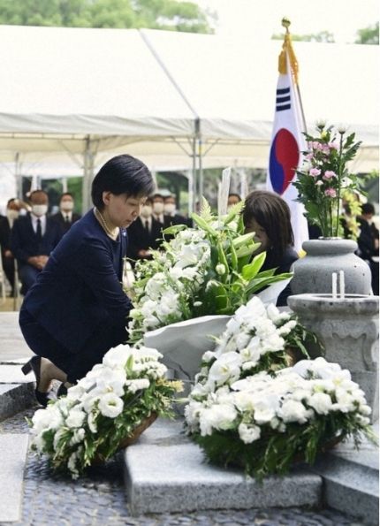 한국인 희생자 위령비에 헌화하는 참석자. 마이니치신문