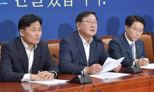 심각 더불어민주당 김태년 원내대표(가운데)가 6일 국회에서 열린 정책조정회의에서 모두발언을 하고 있다. 하상윤 기자