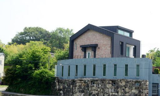 문재인 대통령 내외가 퇴임 후 옮겨갈 사저로 알려진 경남 양산시 통도사 인근 하북면 지산리 313번지와 363-2~6번지 부지 내 단독주택과 인근 부지. 뉴시스