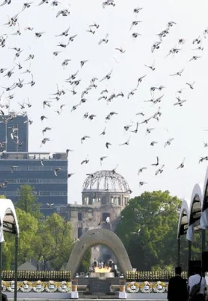 사진은 지난 2015년 8월 6일 평화기념식 당시 모습. 평화의 상징인 비둘기가 하늘로 날아오르고 있다. 요미우리신문