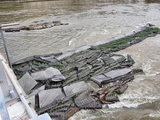 6일 오후 강원 춘천시 의암댐 인근에서 발생한 선박 전복사고 현장인 신연교 수초섬 인근. 춘천=뉴시스