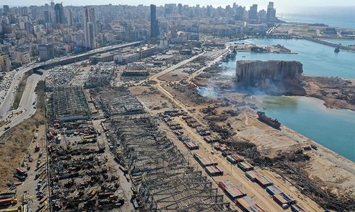 레바논 베이루트 항구에서 발생한 대형 폭발로 큰 피해를 입은 곡물 사일로(가운데)와 주변 지역을 사고 발생 이튿날인 지난 5일(현지시간) 촬영한 항공 사진. 베이루트=AFP연합뉴스
