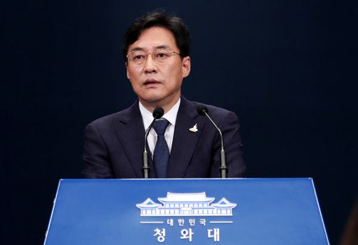 강민석 청와대 대변인이 7일 오후 춘추관에서 노영민 대통령 비서실장과 비서실 소속 수석비서관 5명이 일괄로 사의 표명을 했다고 발표하고 있다. 뉴스1