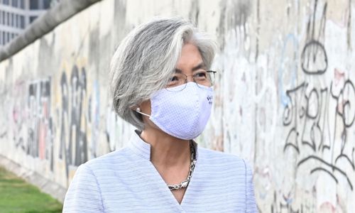 康외교, 베를린 방문 한·독 외교장관 전략대화 참석을 위해 10일(현지시간) 독일 베를린을 방문한 강경화 외교부 장관이 ‘베를린 장벽 기념관’을 둘러보고 있다. 베를린=AFP연합뉴스