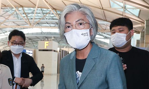 康외교, 6개월 만에 해외로 독일에서 열리는 한·독 외교장관 전략대화 참석을 위해 강경화 외교부 장관이 9일 인천국제공항 제1터미널을 통해 출국하고 있다. 인천공항=뉴시스