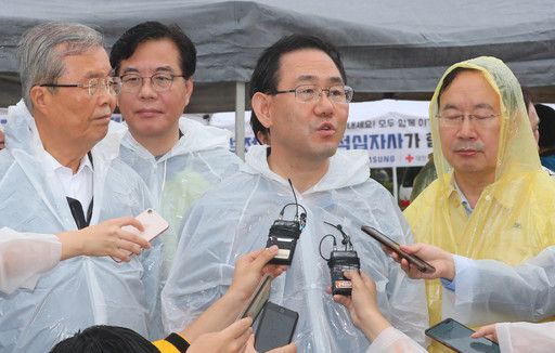 주호영 미래통합당 원내대표(앞줄 가운데)가 10일 오후 경남 하동군 화개면 소재 화개장터 수해 현장을 찾아 둘러보고 난 뒤 취재진의 질문에 답하고 있다. 하동=뉴시스