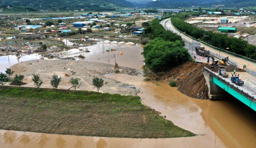지난 9일 오전 전남 구례군 구례읍 섬진강 지류인 서시천의 제방이 전날 내린 폭우에 무너져 있다. 연합뉴스