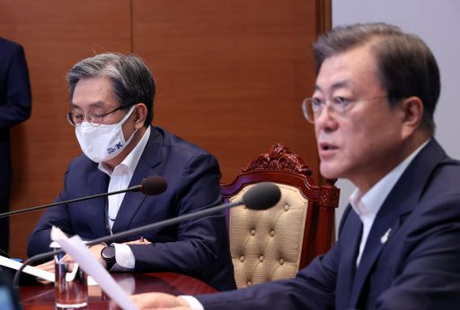 노영민 대통령 비서실장(왼쪽)이 10일 오후 청와대에서 열린 수석·보좌관 회의에 참석해 문재인 대통령 옆에 앉아 있다. 연합뉴스