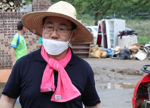 주호영 미래통합당 원내대표가 11일 전남 구례군 구례읍 구성마을을 방문해 침수 피해 복구작업을 하고 있다. 구례=뉴스1