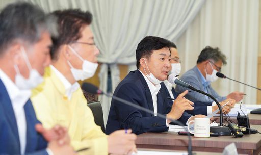 원희룡 제주지사가 11일 주간정책 조정 회의에서 “2차 제주형 재난 긴급생활지원금이 추석 이전에 신속하게 지급돼 도민 가정과 지역 상권에 도움이 될 수 있도록 행정력을 총동원하라”고 주문하고 있다. 제주도청 제공