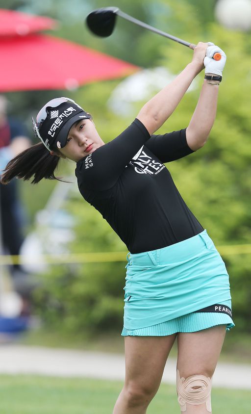 티샷하는 박현경. 연합뉴스